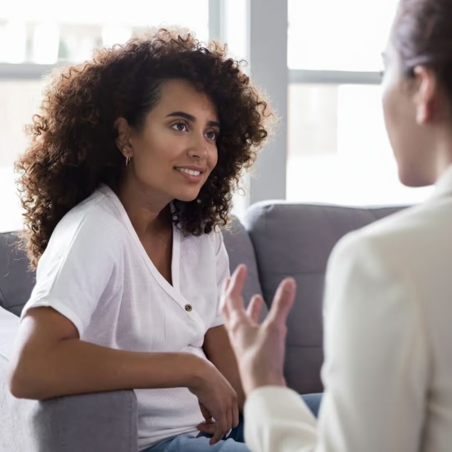 Psicóloga conversando com uma paciente em atendimento