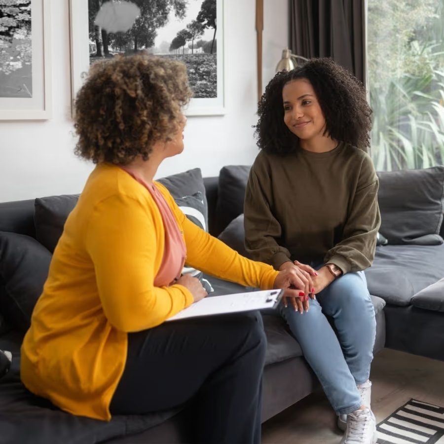 Duas mulheres conversando em um consultório durante uma sessão